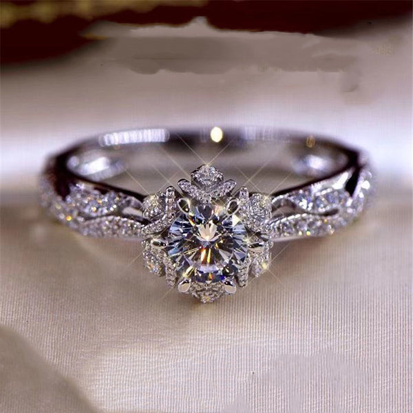 Women's Vintage Hollowed-out Moissanite Diamond Ring