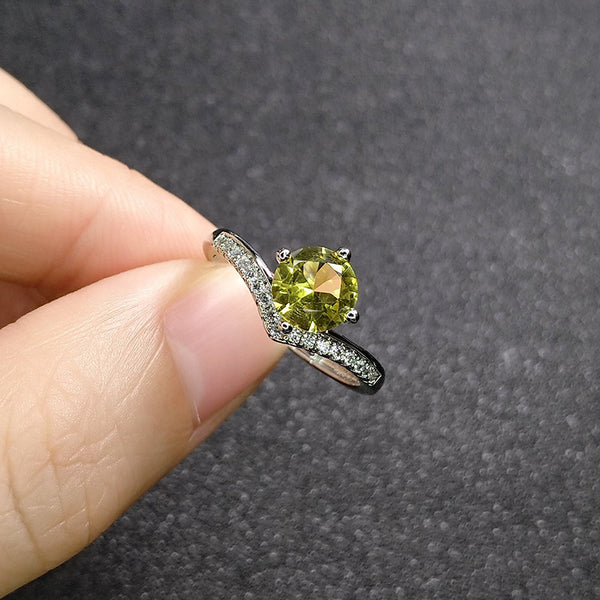 European And American Emerald Moissanite Engagement Ring